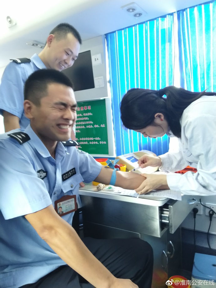 疼skr人！警察在移動(dòng)獻(xiàn)血車上的表情包亮了