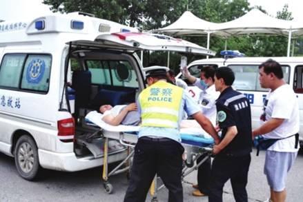 命懸一線牽動人心，救護車臨危不亂治病救人_